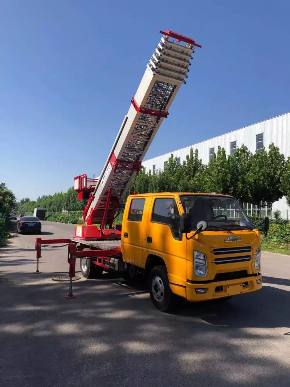 南昌附近的云梯车出租服务：轻松解决高空作业需求